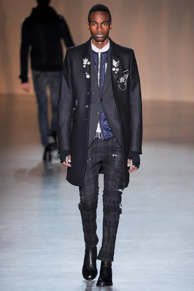 Look 16
